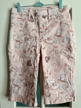 NWOT Women's Pink Floral Jeans knee length shorts. Sz 8